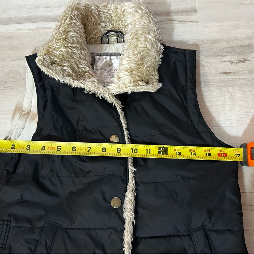American Eagle Outfitters Black Vest with Cream Lining - Picture 4 of 12